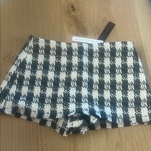 Alice & Olivia Donald check shorts Black/White. High waisted , zip closure SZ 0